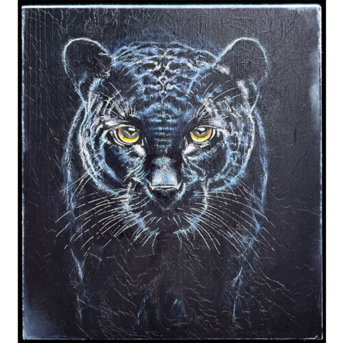 Das Werk Blue Bagheera zeigt einen schwarzen Panther mit leuchtend gelben Augen auf dunklem Hintergrund, hervorgehoben durch helle Konturen und abstrakte Linien.